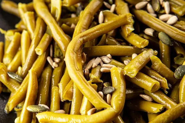 Yeşil fasulye konservesi yeşil çalı fasulyesi taze lezzetli gurme yemek arka planı masaya rustik gıda fotokopi alanı keto ve paleo diyet vegan ve vejetaryen gıda