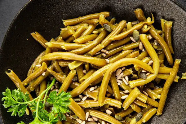 Yeşil fasulye konservesi yeşil çalı fasulyesi taze lezzetli gurme yemek arka planı masaya rustik gıda fotokopi alanı keto ve paleo diyet vegan ve vejetaryen gıda