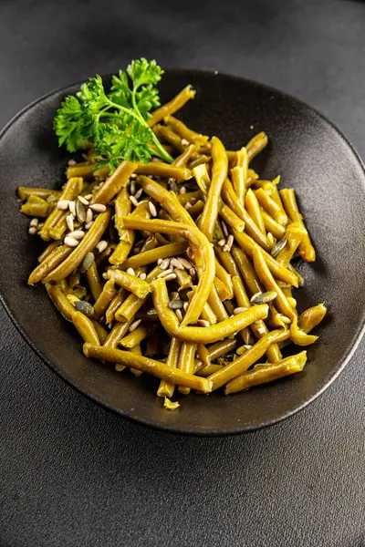 Yeşil fasulye konservesi yeşil çalı fasulyesi taze lezzetli gurme yemek arka planı masaya rustik gıda fotokopi alanı keto ve paleo diyet vegan ve vejetaryen gıda