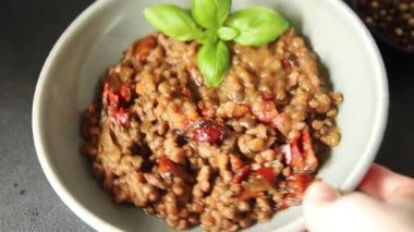 Mercimek tabağı sebzeleri ve kavrulmuş biberler lezzetli sebzeler taze vejetaryen ve vejetaryen yemek arka planı masanın üstünde rustik yiyecekler fotokopi alanı keto ve paleo diyeti