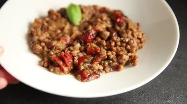 Mercimek tabağı sebzeleri ve kavrulmuş biberler lezzetli sebzeler taze vejetaryen ve vejetaryen yemek arka planı masanın üstünde rustik yiyecekler fotokopi alanı keto ve paleo diyeti