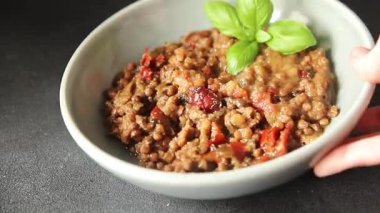 Mercimek tabağı sebzeleri ve kavrulmuş biberler lezzetli sebzeler taze vejetaryen ve vejetaryen yemek arka planı masanın üstünde rustik yiyecekler fotokopi alanı keto ve paleo diyeti