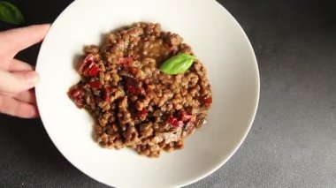 Mercimek tabağı sebzeleri ve kavrulmuş biberler lezzetli sebzeler taze vejetaryen ve vejetaryen yemek arka planı masanın üstünde rustik yiyecekler fotokopi alanı keto ve paleo diyeti