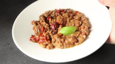 Mercimek tabağı sebzeleri ve kavrulmuş biberler lezzetli sebzeler taze vejetaryen ve vejetaryen yemek arka planı masanın üstünde rustik yiyecekler fotokopi alanı keto ve paleo diyeti