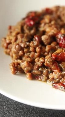 Mercimek tabağı sebzeleri ve kavrulmuş biberler lezzetli sebzeler taze vejetaryen ve vejetaryen yemek arka planı masanın üstünde rustik yiyecekler fotokopi alanı keto ve paleo diyeti