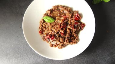 Mercimek tabağı sebzeleri ve kavrulmuş biberler lezzetli sebzeler taze vejetaryen ve vejetaryen yemek arka planı masanın üstünde rustik yiyecekler fotokopi alanı keto ve paleo diyeti