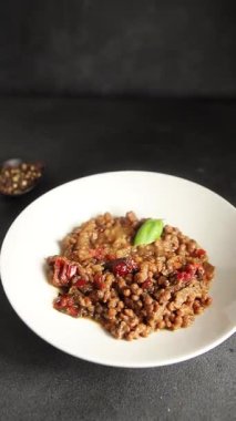 Mercimek tabağı sebzeleri ve kavrulmuş biberler lezzetli sebzeler taze vejetaryen ve vejetaryen yemek arka planı masanın üstünde rustik yiyecekler fotokopi alanı keto ve paleo diyeti