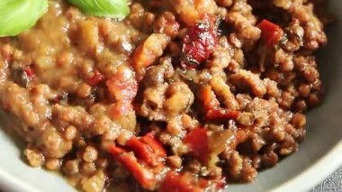 Mercimek tabağı sebzeleri ve kavrulmuş biberler lezzetli sebzeler taze vejetaryen ve vejetaryen yemek arka planı masanın üstünde rustik yiyecekler fotokopi alanı keto ve paleo diyeti