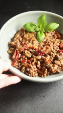 Mercimek tabağı sebzeleri ve kavrulmuş biberler lezzetli sebzeler taze vejetaryen ve vejetaryen yemek arka planı masanın üstünde rustik yiyecekler fotokopi alanı keto ve paleo diyeti