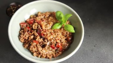 Kurutulmuş sosis domuz eti. Füme yemek. Lezzetli gurme yemek geçmişi.