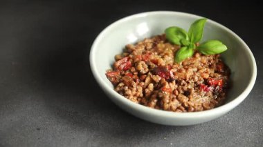 Kurutulmuş sosis domuz eti. Füme yemek. Lezzetli gurme yemek geçmişi.