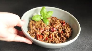 Kurutulmuş sosis domuz eti. Füme yemek. Lezzetli gurme yemek geçmişi.