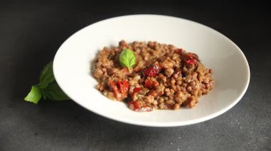 Kurutulmuş sosis domuz eti. Füme yemek. Lezzetli gurme yemek geçmişi.