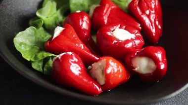 Acı biber peyniri turşuyu sebze turşusu aperatifi taze lezzetli gurme vejetaryen arkaplan masa üzerinde kırsal yemek üst görünüm fotokopi alanı keto ve paleo diyeti