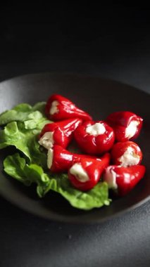 Acı biber peyniri turşuyu sebze turşusu aperatifi taze lezzetli gurme vejetaryen arkaplan masa üzerinde kırsal yemek üst görünüm fotokopi alanı keto ve paleo diyeti