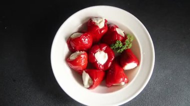 Acı biber peyniri turşuyu sebze turşusu aperatifi taze lezzetli gurme vejetaryen arkaplan masa üzerinde kırsal yemek üst görünüm fotokopi alanı keto ve paleo diyeti