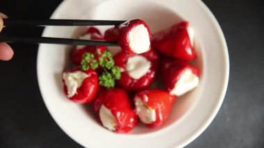 Acı biber peyniri turşuyu sebze turşusu aperatifi taze lezzetli gurme vejetaryen arkaplan masa üzerinde kırsal yemek üst görünüm fotokopi alanı keto ve paleo diyeti