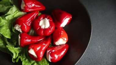 Acı biber peyniri turşuyu sebze turşusu aperatifi taze lezzetli gurme vejetaryen arkaplan masa üzerinde kırsal yemek üst görünüm fotokopi alanı keto ve paleo diyeti