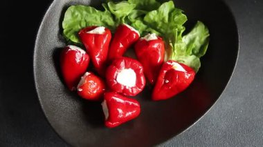 Acı biber peyniri turşuyu sebze turşusu aperatifi taze lezzetli gurme vejetaryen arkaplan masa üzerinde kırsal yemek üst görünüm fotokopi alanı keto ve paleo diyeti