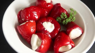 Acı biber peyniri turşuyu sebze turşusu aperatifi taze lezzetli gurme vejetaryen arkaplan masa üzerinde kırsal yemek üst görünüm fotokopi alanı keto ve paleo diyeti