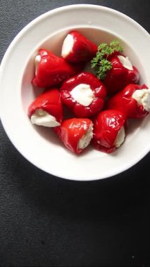 Acı biber peyniri turşuyu sebze turşusu aperatifi taze lezzetli gurme vejetaryen arkaplan masa üzerinde kırsal yemek üst görünüm fotokopi alanı keto ve paleo diyeti