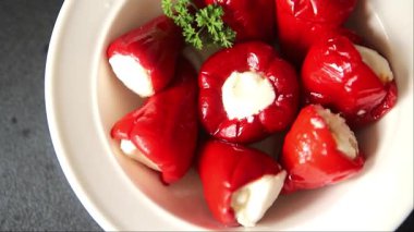 Acı biber peyniri turşuyu sebze turşusu aperatifi taze lezzetli gurme vejetaryen arkaplan masa üzerinde kırsal yemek üst görünüm fotokopi alanı keto ve paleo diyeti