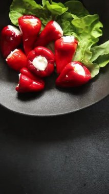 Acı biber peyniri turşuyu sebze turşusu aperatifi taze lezzetli gurme vejetaryen arkaplan masa üzerinde kırsal yemek üst görünüm fotokopi alanı keto ve paleo diyeti