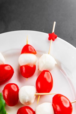 Caprese kanape domates ve mozzarella, fesleğen aperatifi sebze salatası taze gurme yemek arkaplanı masa rustik yemekler üst görünüm uzay keto ve paleo diyet vejetaryen gıda fotokopisi