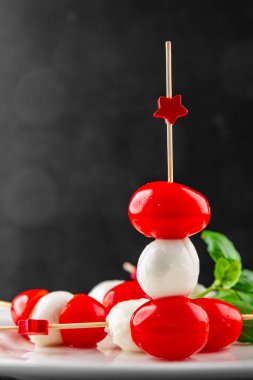 Caprese kanape domates ve mozzarella, fesleğen aperatifi sebze salatası taze gurme yemek arkaplanı masa rustik yemekler üst görünüm uzay keto ve paleo diyet vejetaryen gıda fotokopisi