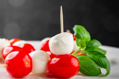 Caprese kanape domates ve mozzarella, fesleğen aperatifi sebze salatası taze gurme yemek arkaplanı masa rustik yemekler üst görünüm uzay keto ve paleo diyet vejetaryen gıda fotokopisi