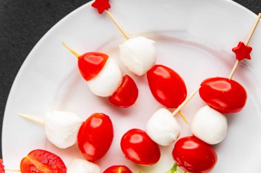 Caprese kanape domates ve mozzarella, fesleğen aperatifi sebze salatası taze gurme yemek arkaplanı masa rustik yemekler üst görünüm uzay keto ve paleo diyet vejetaryen gıda fotokopisi