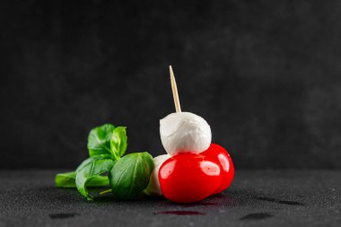 Caprese kanape domates ve mozzarella, fesleğen aperatifi sebze salatası taze gurme yemek arkaplanı masa rustik yemekler üst görünüm uzay keto ve paleo diyet vejetaryen gıda fotokopisi