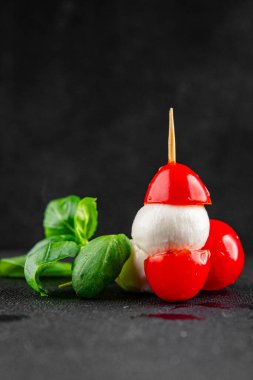 Caprese kanape domates ve mozzarella, fesleğen aperatifi sebze salatası taze gurme yemek arkaplanı masa rustik yemekler üst görünüm uzay keto ve paleo diyet vejetaryen gıda fotokopisi