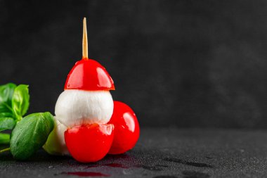 Caprese kanape domates ve mozzarella, fesleğen aperatifi sebze salatası taze gurme yemek arkaplanı masa rustik yemekler üst görünüm uzay keto ve paleo diyet vejetaryen gıda fotokopisi