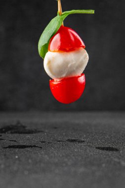 Caprese kanape domates ve mozzarella, fesleğen aperatifi sebze salatası taze gurme yemek arkaplanı masa rustik yemekler üst görünüm uzay keto ve paleo diyet vejetaryen gıda fotokopisi