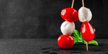 Caprese kanape domates ve mozzarella, fesleğen aperatifi sebze salatası taze gurme yemek arkaplanı masa rustik yemekler üst görünüm uzay keto ve paleo diyet vejetaryen gıda fotokopisi