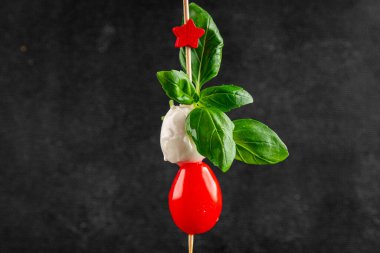 Caprese kanape domates ve mozzarella, fesleğen aperatifi sebze salatası taze gurme yemek arkaplanı masa rustik yemekler üst görünüm uzay keto ve paleo diyet vejetaryen gıda fotokopisi