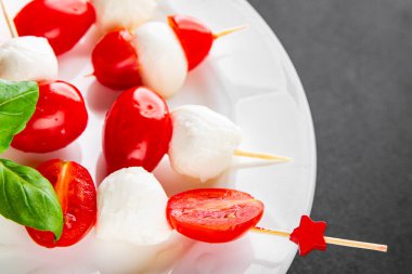 Caprese kanape domates ve mozzarella, fesleğen aperatifi sebze salatası taze gurme yemek arkaplanı masa rustik yemekler üst görünüm uzay keto ve paleo diyet vejetaryen gıda fotokopisi