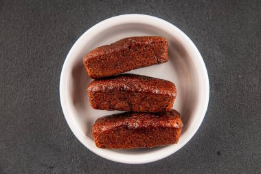 Finansal bisküvi çikolatalı kurabiye tatlı tatlı lezzetli gurme yemek arkaplanı masa rustik gıda üst görünüm fotokopi alanı