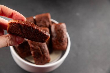 Finansal bisküvi çikolatalı kurabiye tatlı tatlı lezzetli gurme yemek arkaplanı masa rustik gıda üst görünüm fotokopi alanı