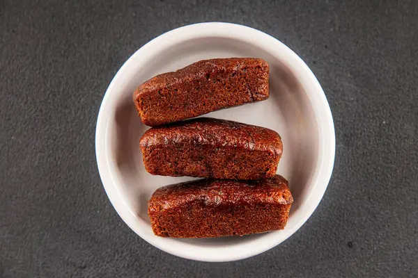 Finansal bisküvi çikolatalı kurabiye tatlı tatlı lezzetli gurme yemek arkaplanı masa rustik gıda üst görünüm fotokopi alanı