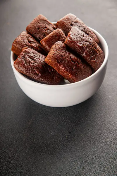 Finansal bisküvi çikolatalı kurabiye tatlı tatlı lezzetli gurme yemek arkaplanı masa rustik gıda üst görünüm fotokopi alanı