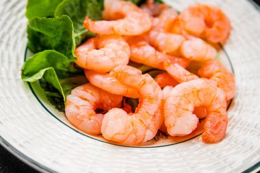 Karides salatası karidesler deniz mahsulleri taze pesseeter diyet yemek arka planı masa üzerinde rustik gıda üst görünüm fotokopi uzay keto ve paleo diyet vejetaryen gıda