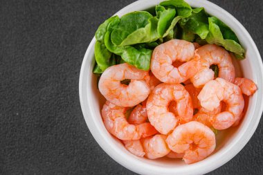 Karides salatası karidesler deniz mahsulleri taze pesseeter diyet yemek arka planı masa üzerinde rustik gıda üst görünüm fotokopi uzay keto ve paleo diyet vejetaryen gıda