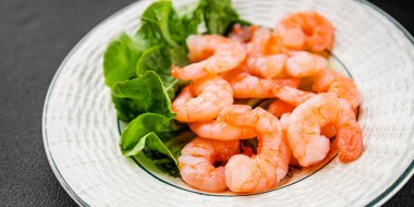 Karides salatası karidesler deniz mahsulleri taze pesseeter diyet yemek arka planı masa üzerinde rustik gıda üst görünüm fotokopi uzay keto ve paleo diyet vejetaryen gıda