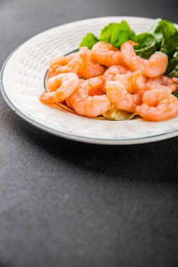 Karides salatası karidesler deniz mahsulleri taze pesseeter diyet yemek arka planı masa üzerinde rustik gıda üst görünüm fotokopi uzay keto ve paleo diyet vejetaryen gıda