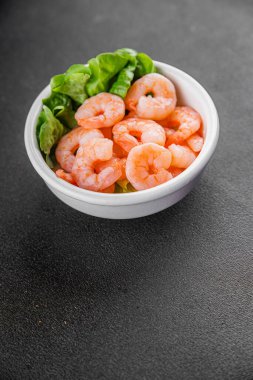 Karides salatası karidesler deniz mahsulleri taze pesseeter diyet yemek arka planı masa üzerinde rustik gıda üst görünüm fotokopi uzay keto ve paleo diyet vejetaryen gıda