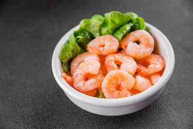 Karides salatası karidesler deniz mahsulleri taze pesseeter diyet yemek arka planı masa üzerinde rustik gıda üst görünüm fotokopi uzay keto ve paleo diyet vejetaryen gıda