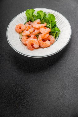 Karides salatası karidesler deniz mahsulleri taze pesseeter diyet yemek arka planı masa üzerinde rustik gıda üst görünüm fotokopi uzay keto ve paleo diyet vejetaryen gıda