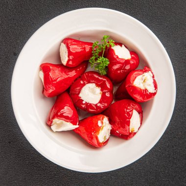 Acı biber peyniri turşuyu sebze turşusu aperatifi taze lezzetli gurme vejetaryen arkaplan masa üzerinde kırsal yemek üst görünüm fotokopi alanı keto ve paleo diyeti